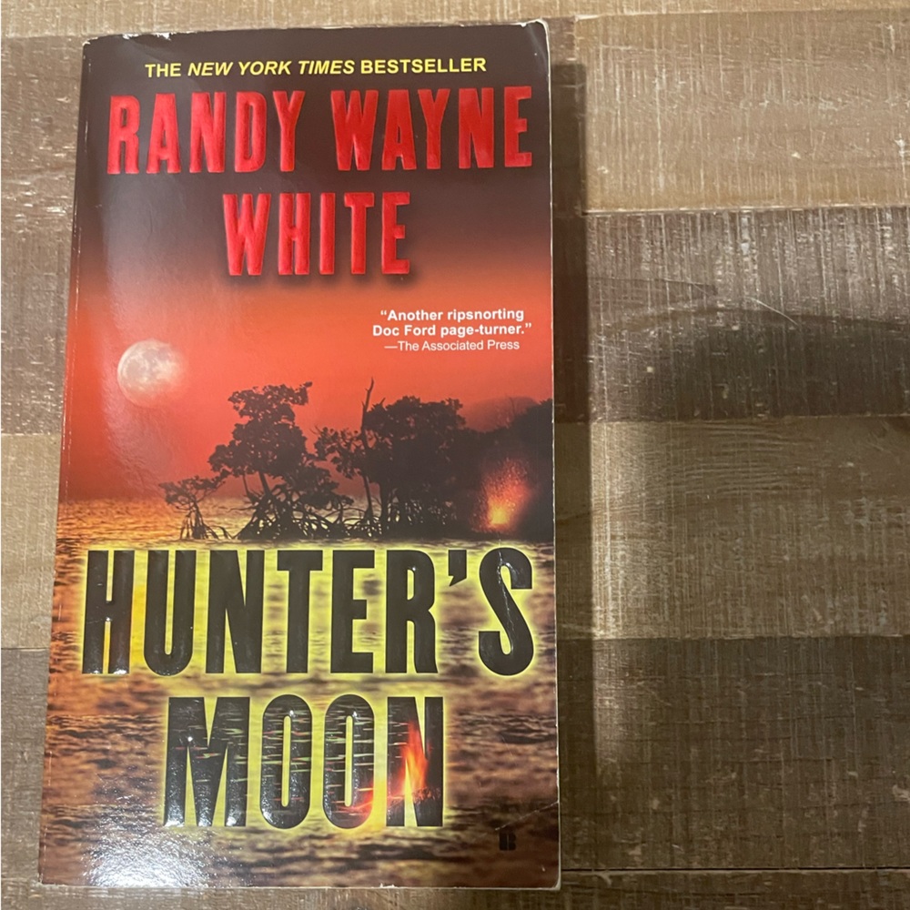 Hunter’s Moon by Randy Wayne White. 2008 A Doc Ford Novel. Florida author.